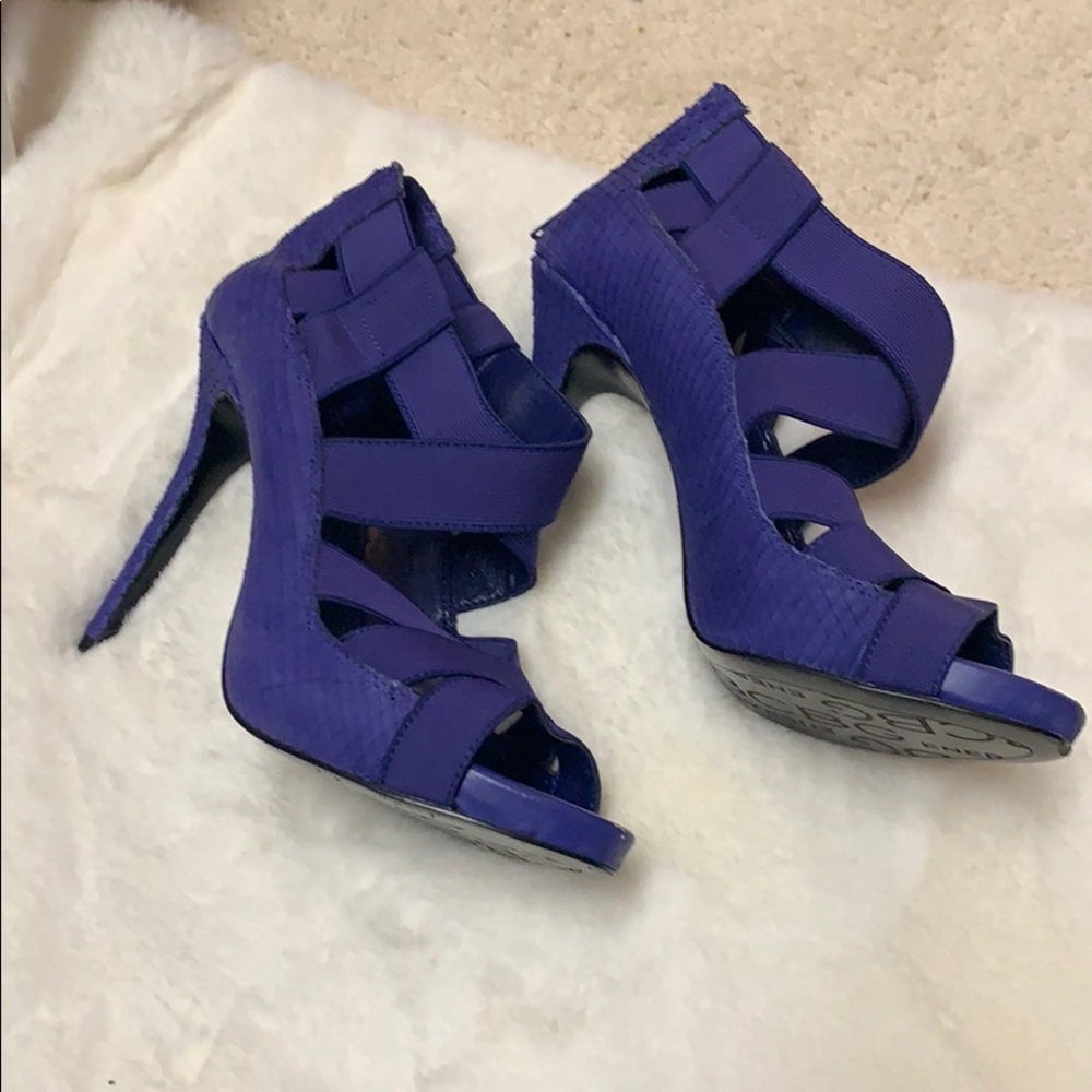 Pumps - Picture 2 of 3